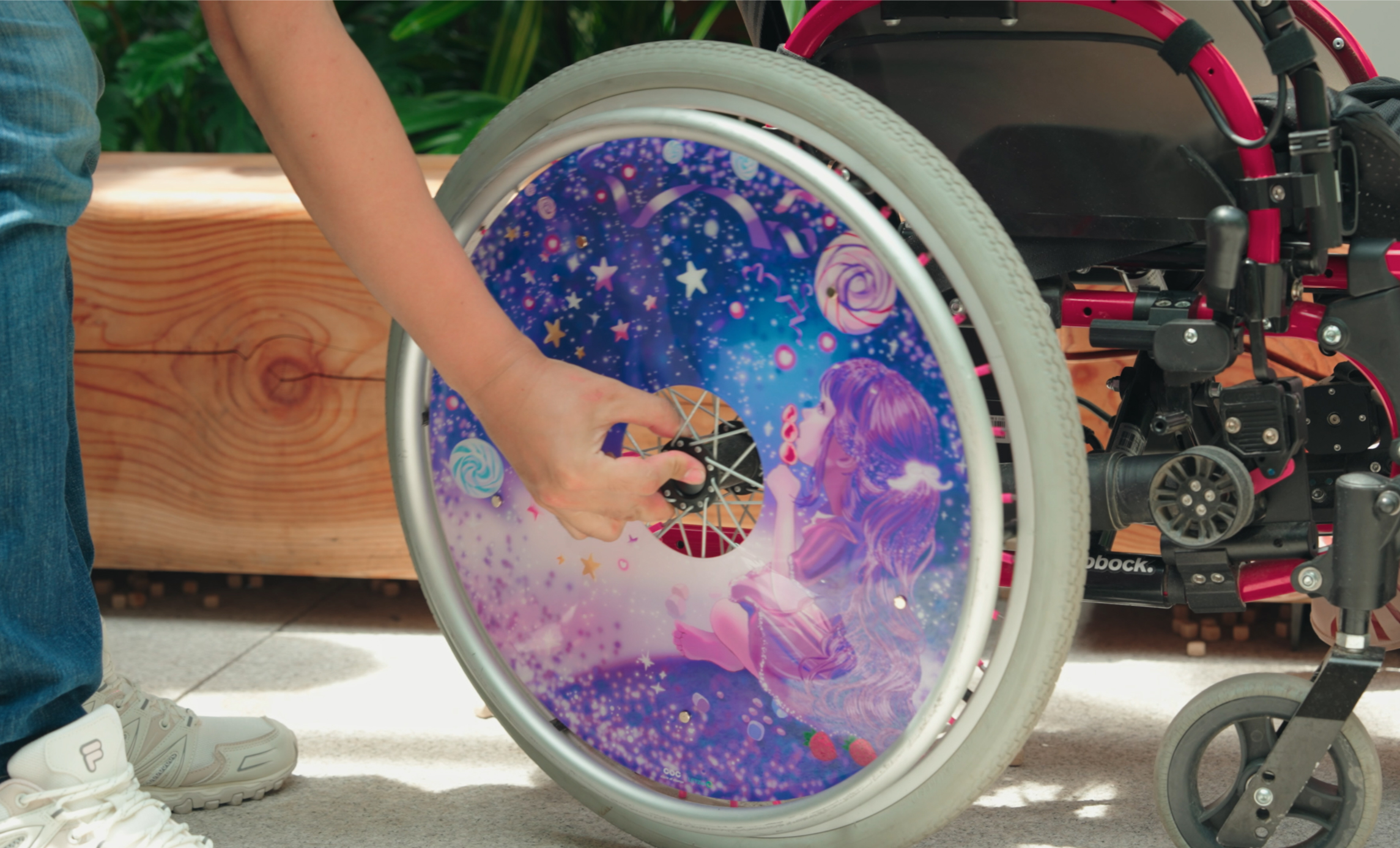 굴러가는 바퀴에 개성을 표현하고 안전한 라이딩을 돕는  친환경 안전 커스텀 제품을 만듭니다